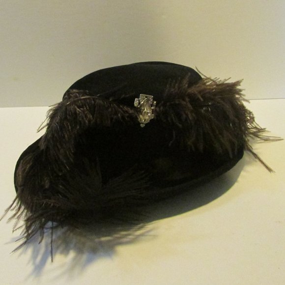 Accessories - vintage women's black felt hat soft feathers and rhinestone brooch size 22
